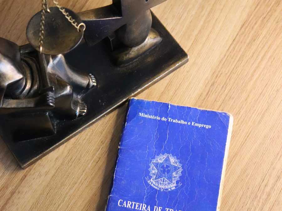 Escritório da Badry Advocacia — balança da justiça sobre a mesa